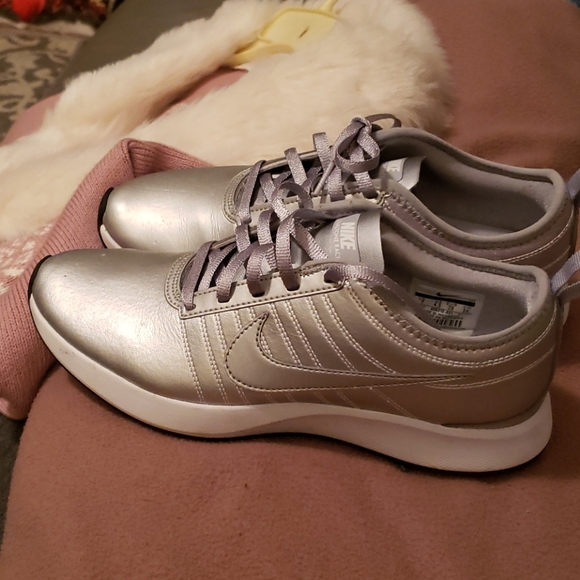 SHOES - Picture 2 of 2